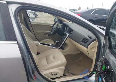 2013 Volvo S60 T5/T5 Platinum/T5 Premier/T5 Premier Plus z USA, uszkodzony, nr VIN YV1612FS3D2187363